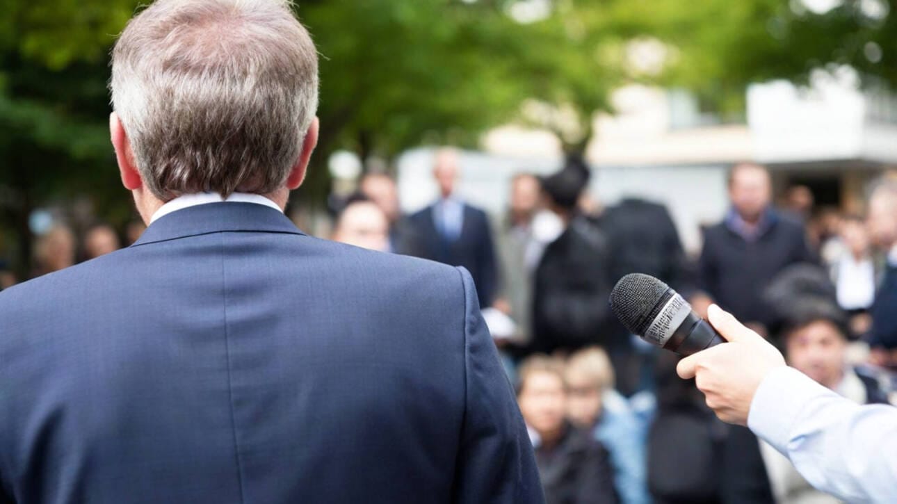 Symbolbild zum ViewMed-Blogbeitrag "Studie Medienschaffende" Zu sehen: Unkenntlioch gemachte Journalist:Innen beim Interview mit einem Protagonisten.