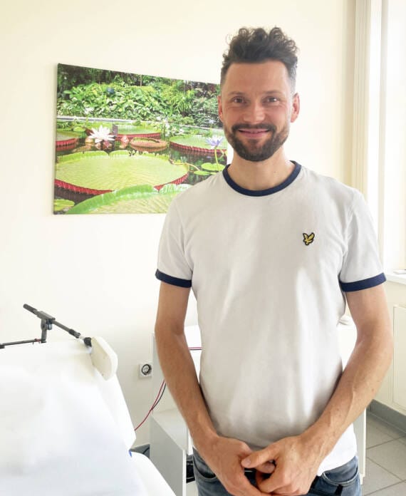 David Kratzien im Ergotherapieraum von ViewMed