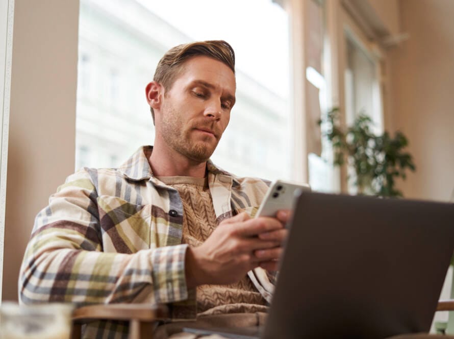 Man abgelenkt mit Laptop und Handy