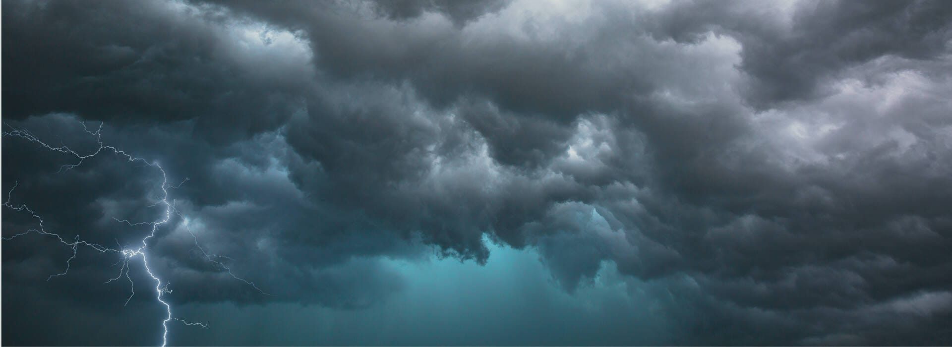 Dunkle Gewitterwolken mit einem Blitz